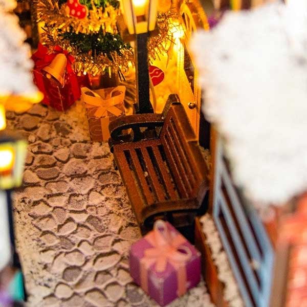 Winter of Christmas Book Nook Miniature Dollhouse_Description_4